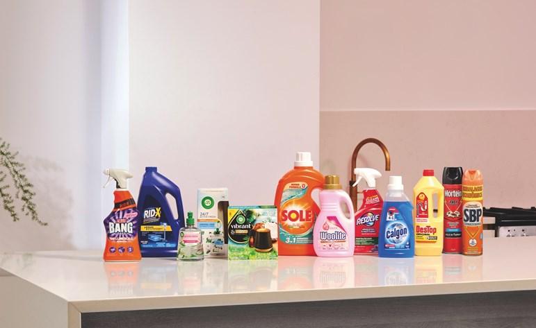Reckitt Kitchen Table Shot5 Crop Cmyk Rt B 1 (2)